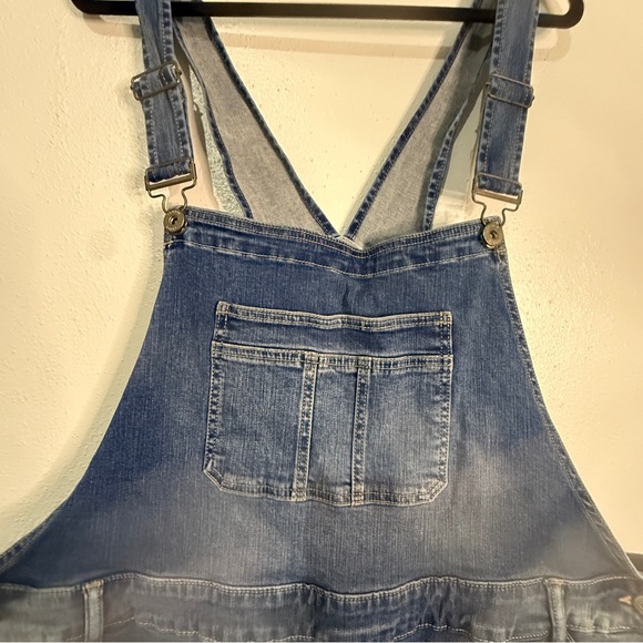 Torrid classic denim bib overalls. Front & back pockets 98% cotton. Plus size 26 - Picture 3 of 12